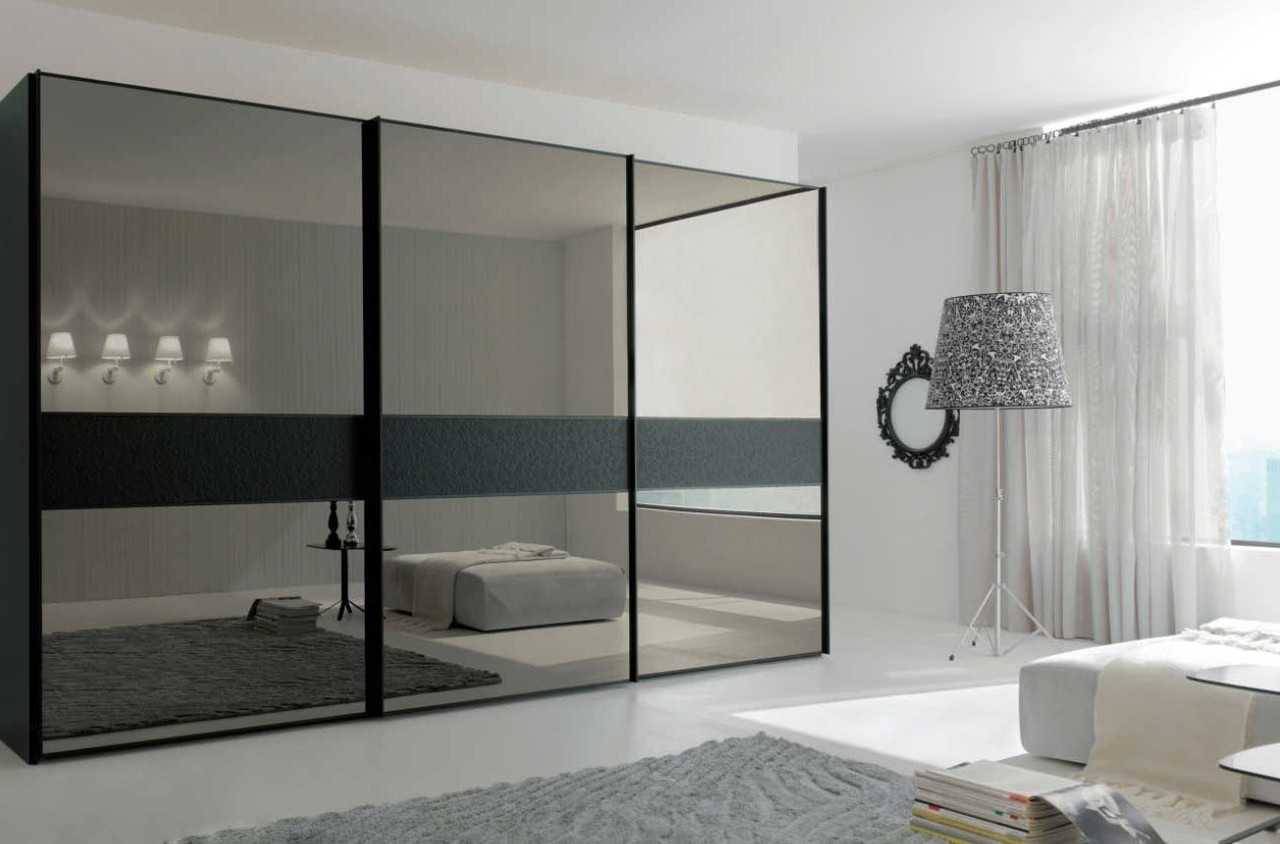 Выбор белого шкафа купе в прихожую и спальню: матовое стекло или зеркало