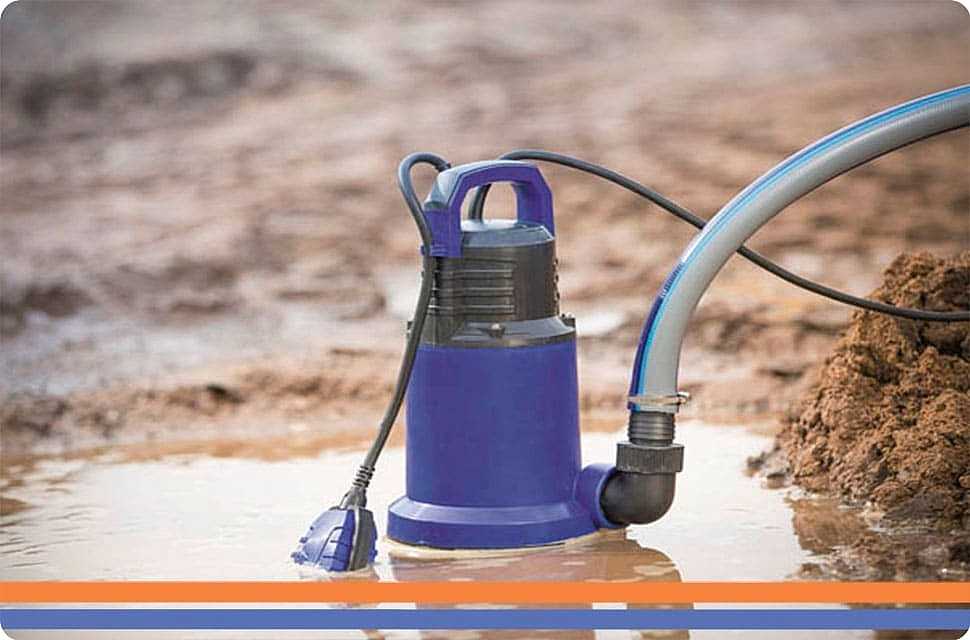 Откачка воды из колодца необходима при ее загрязнении грунтовыми водами, талыми, дождевыми, бытовыми стоками Можно использовать ведра и вычерпывать жидкость вручную, но это долгий и трудоемкий процесс Лучше воспользоваться одним или двумя насосами