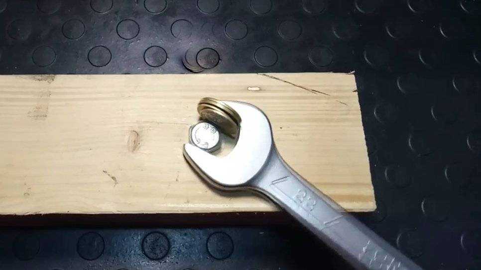 Как открутить заржавевший кран который перекрывает воду?