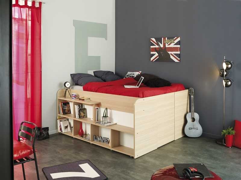В последнее время популярна многофункциональная мебель, например, кровать-комод Она помогает правильно зонировать пространство и эффективно использовать площадь комнаты