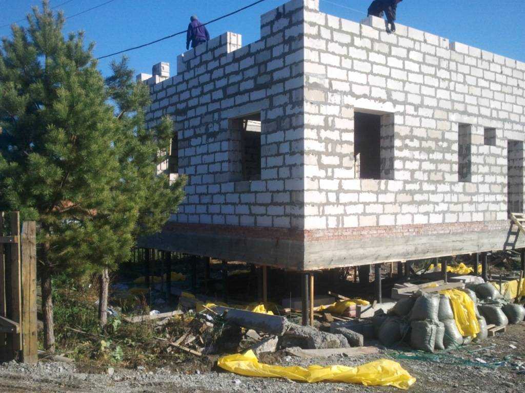 Дом из газобетона на винтовых сваях: этапы строительства, преимущества