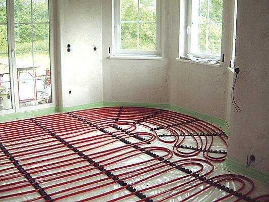 Что лучше теплый пол или батареи – плюсы и минусы систем