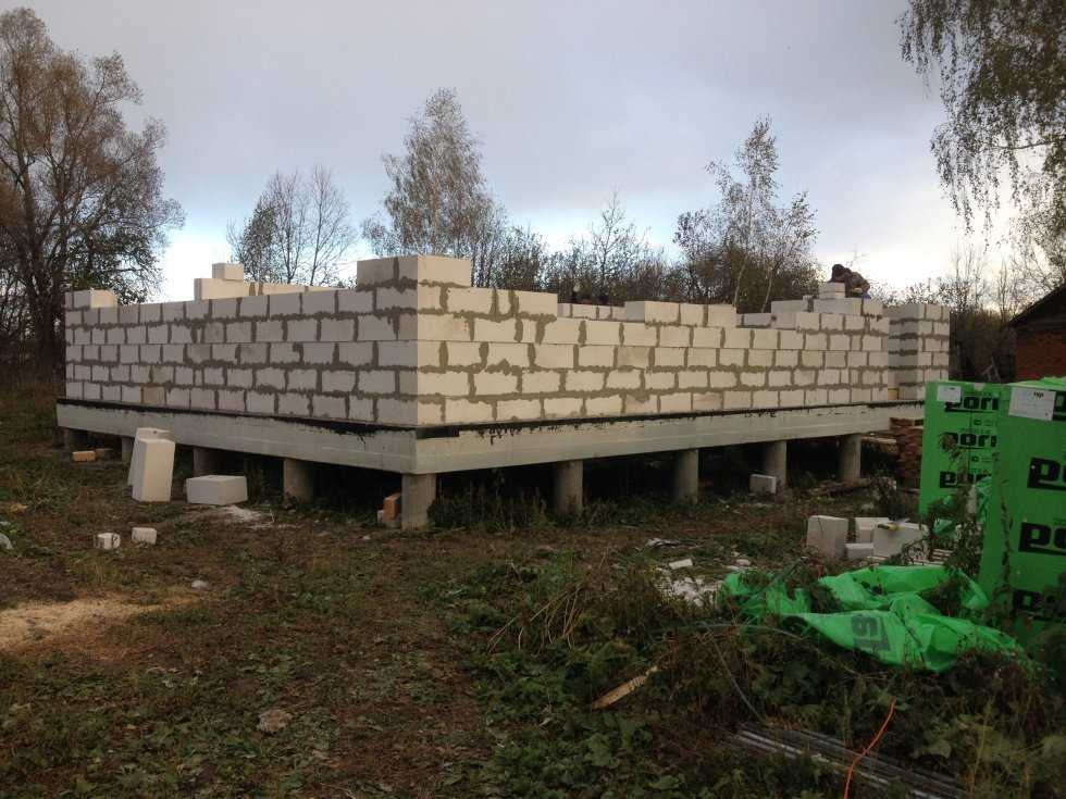 Способ возведения свайно-ростверкового фундамента для дома из газобетона: устройство + достоинства и недостатки